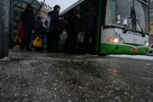 Дорога в Москве, обработанная противогололедными реагентами